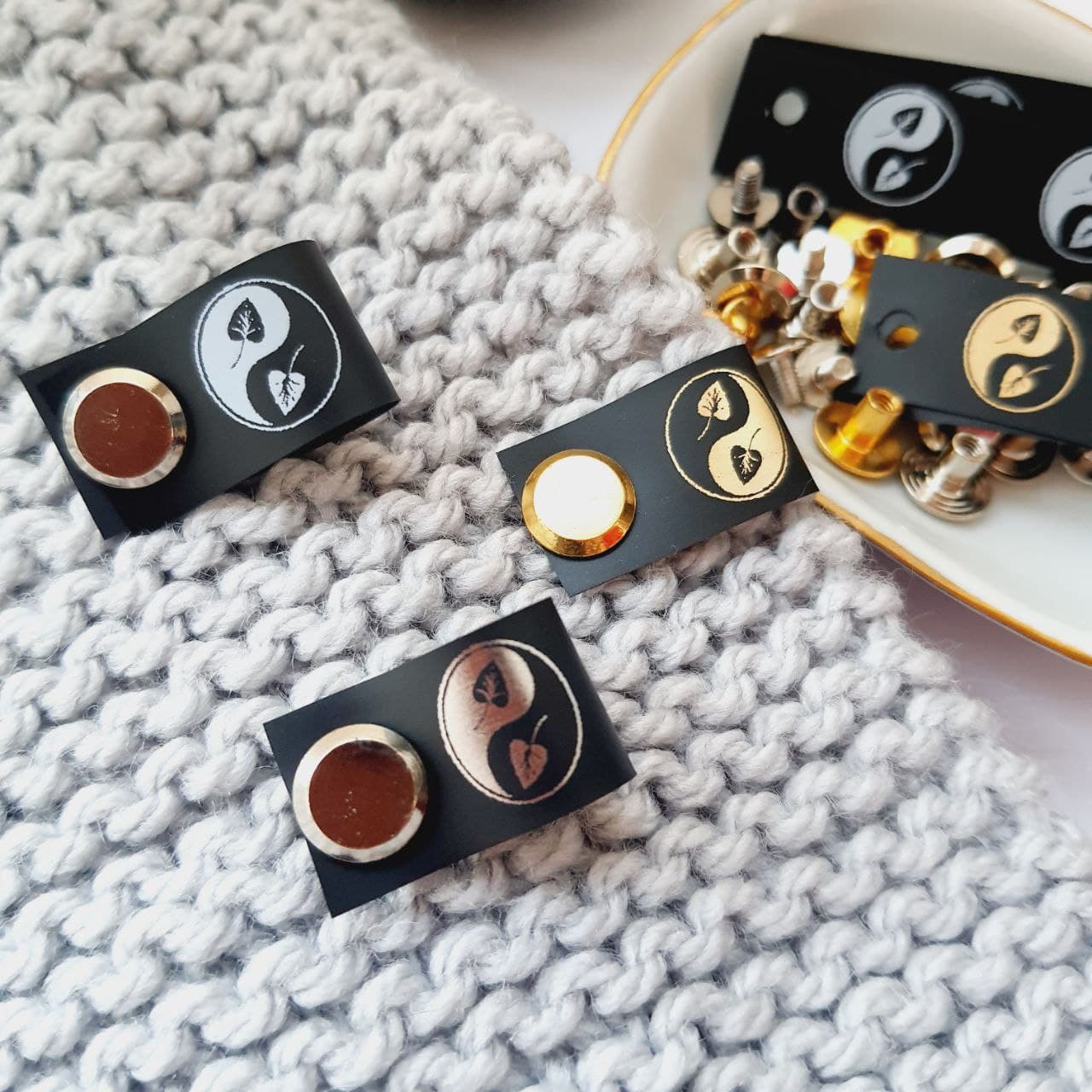 Silicone tags with 1.5 cm screws with a Yin-Yang pattern in the form of a horse's head SL_019