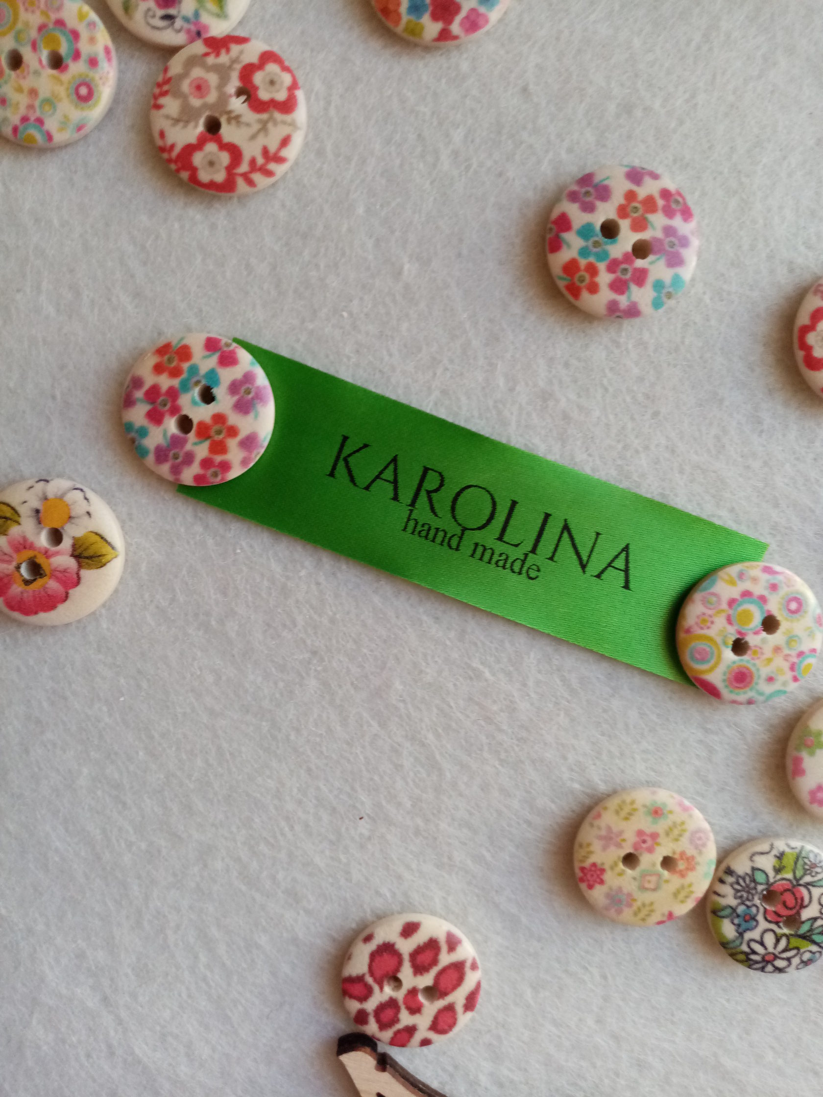 Green satin tags 2cm