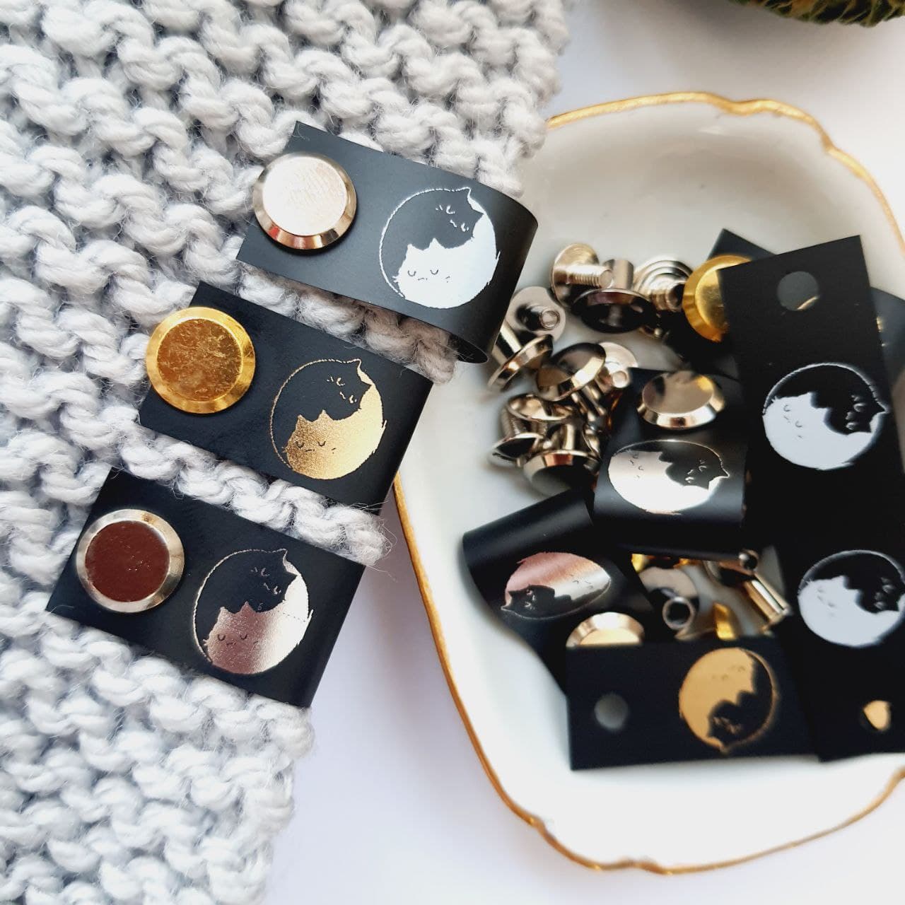 Silicone tags with screws and a picture of kittens in Yin-Yang SL_023