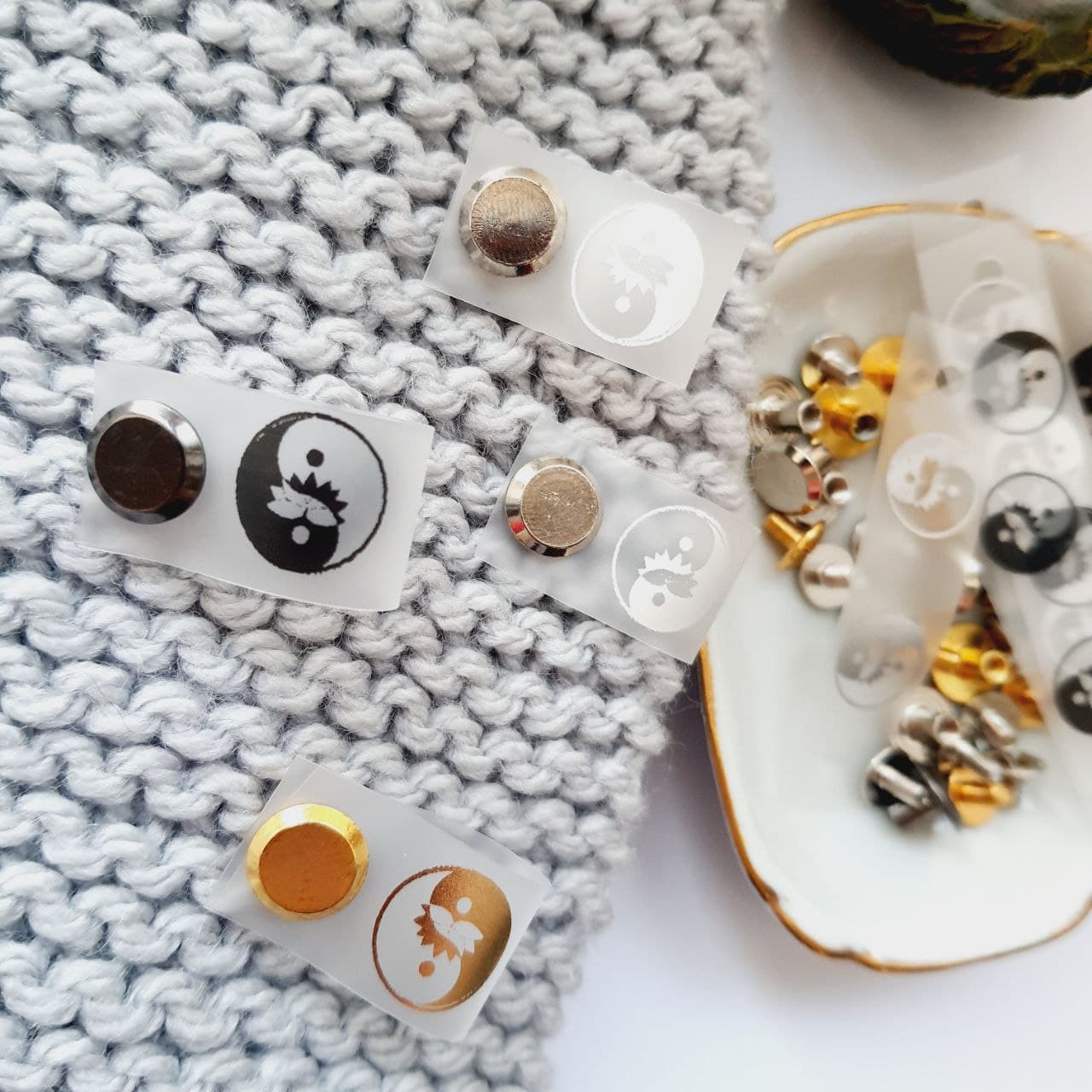 Silicone tags with the Yin-Yang sign with 1.5 cm screws SL_015