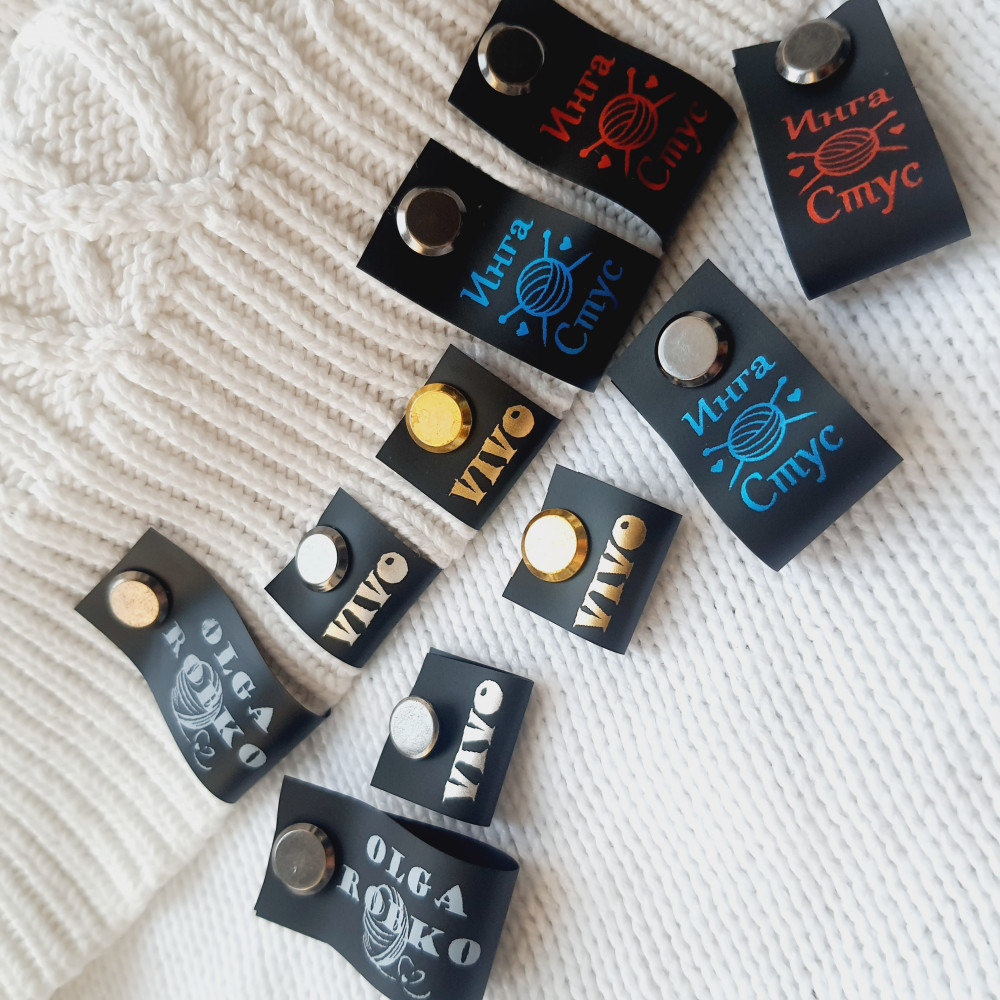 Black silicone tags with screws 2 cm