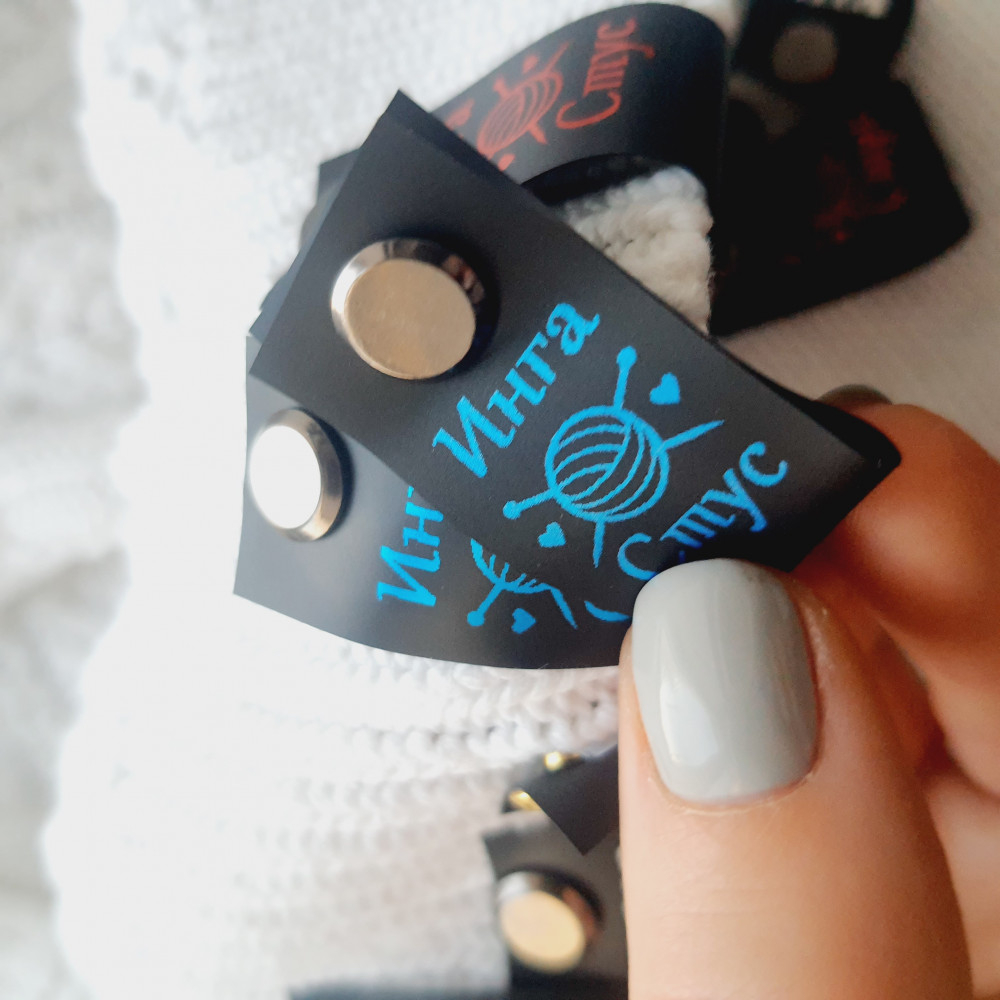 Black silicone tags with screws 2 cm
