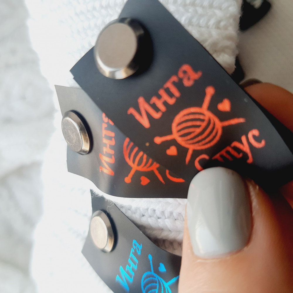 Black silicone tags with screws 2 cm