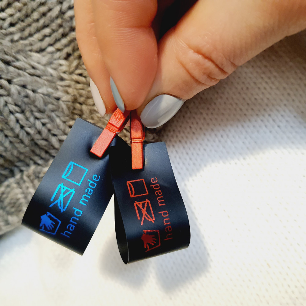 Black silicone tags for printing composition/care (on screw and sewn) 2cm