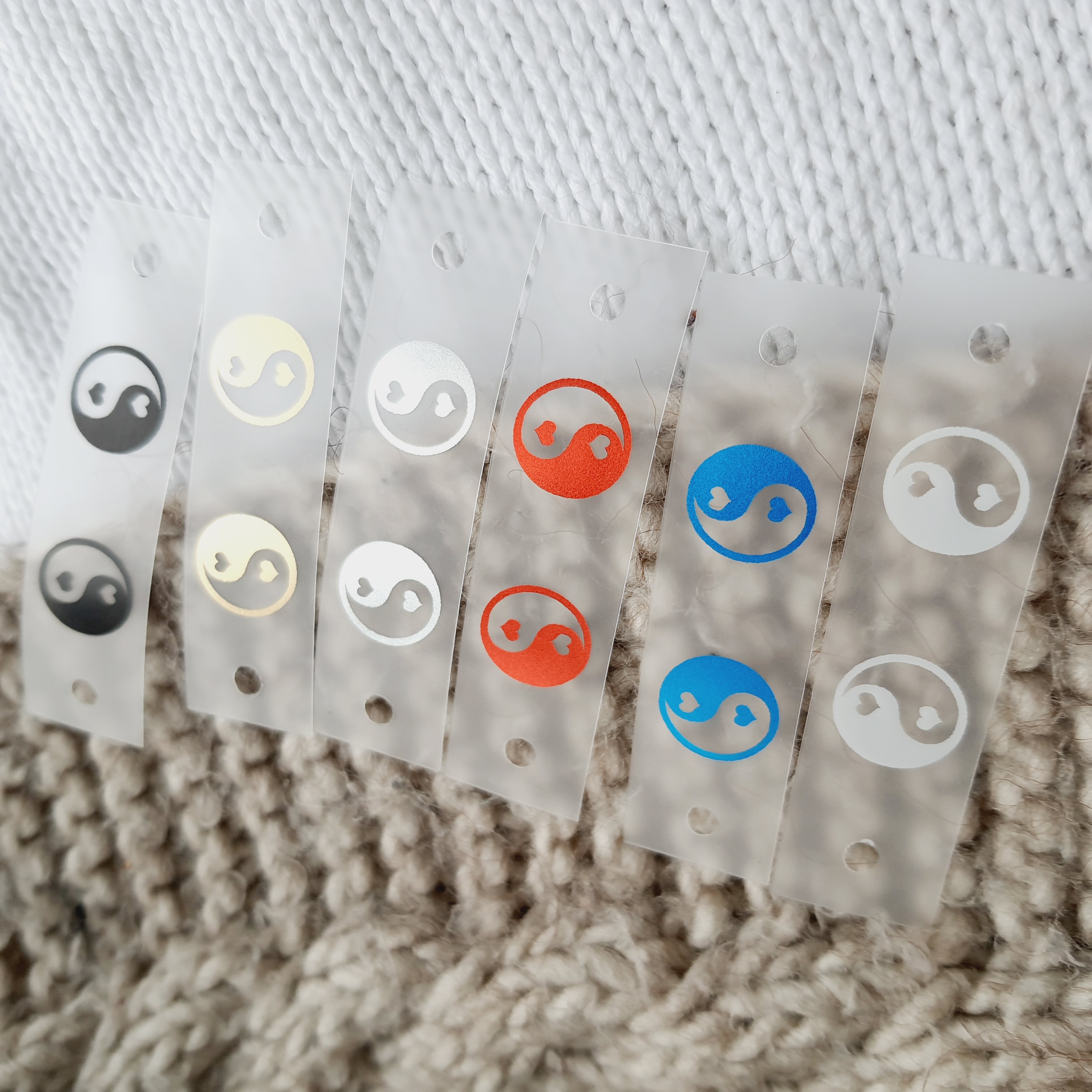 Silicone tags with a Yin-Yang pictogram on screws. Silicone color of your choice. SL_017