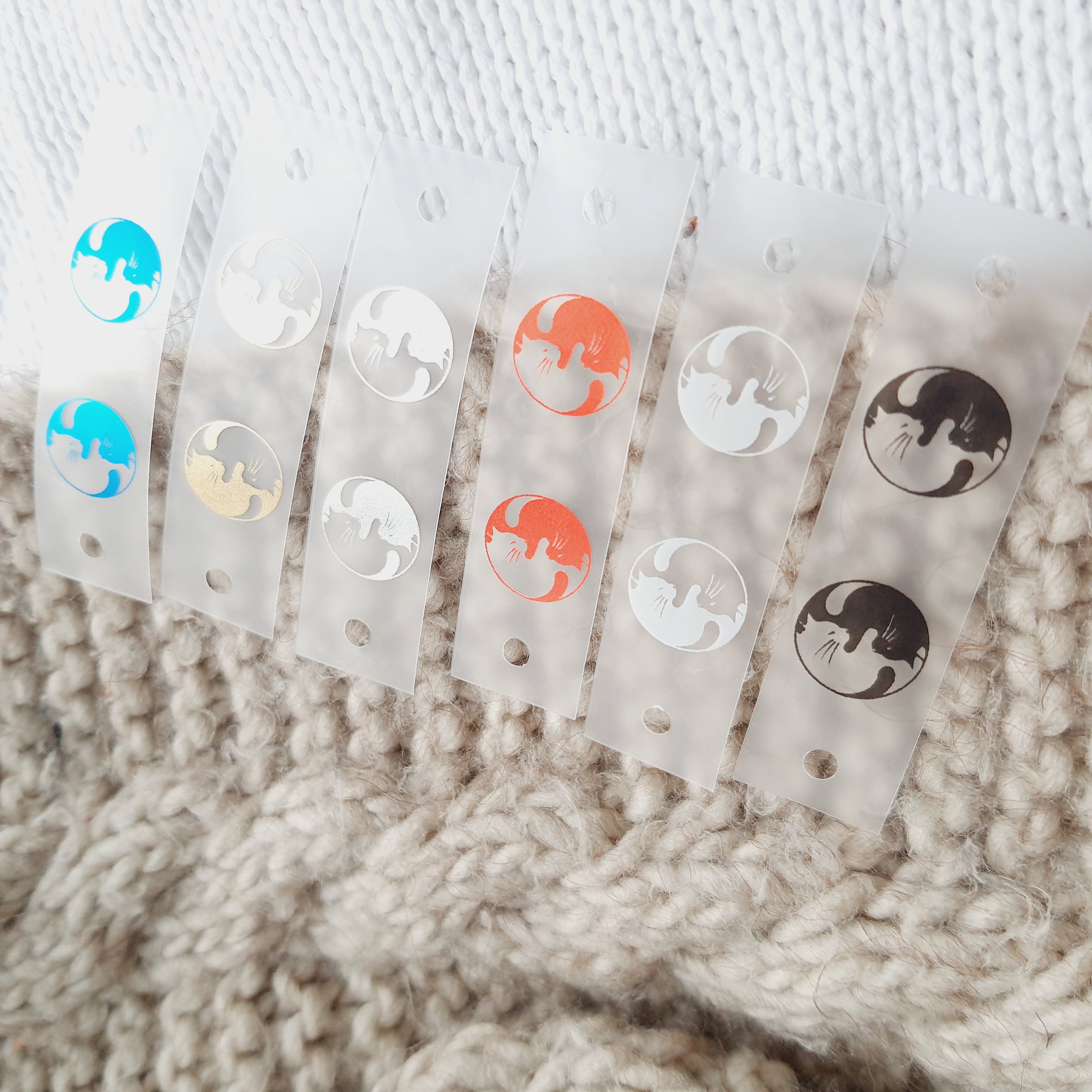 Silicone tags with a picture of kittens in the form of the Yin-Yang sign SL_018